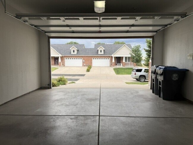 Building Photo - 400 Sterling Dr