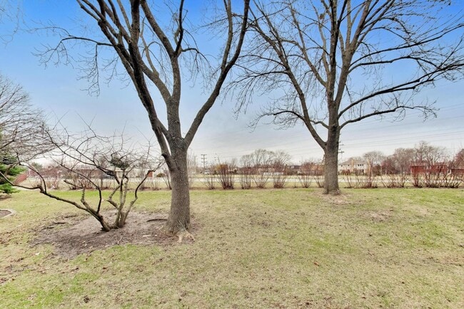 Building Photo - 943 W Essex Pl