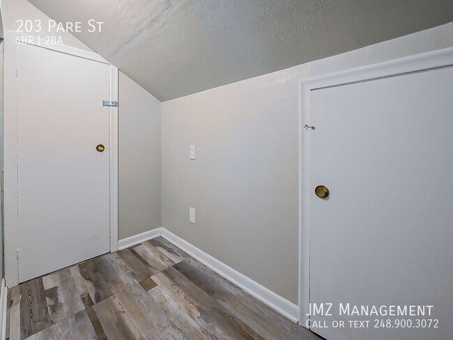 Building Photo - 203 Pare St