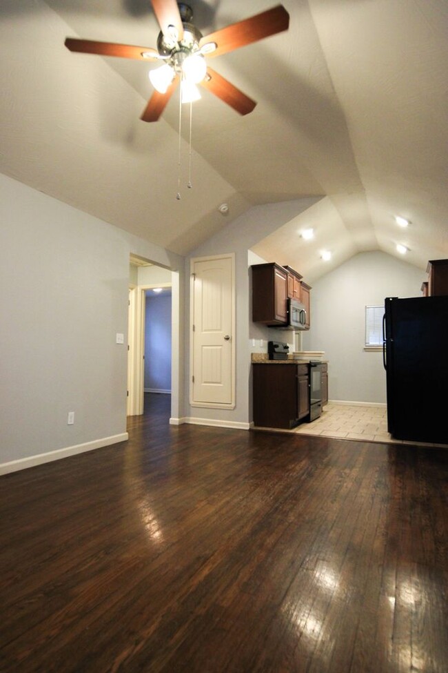 Building Photo - 3 bed 2 bath FULLY UPDATED Home with basem...