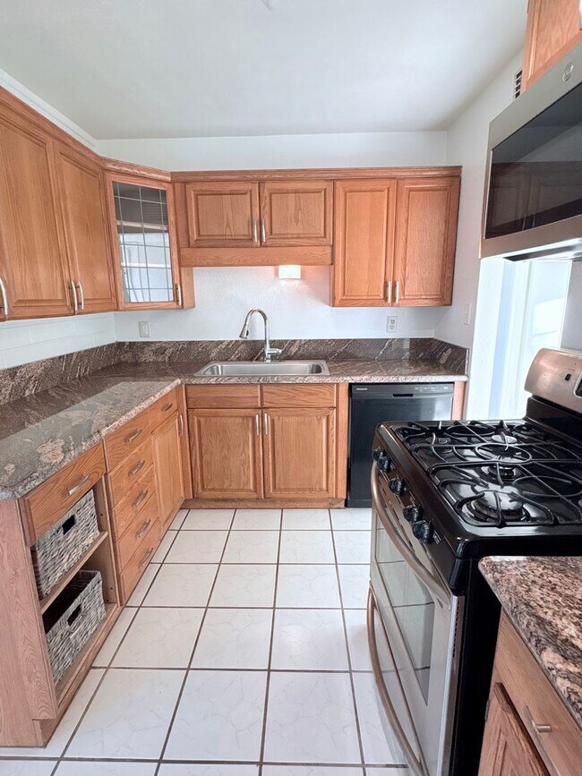 Building Photo - 3 Bed/2 Bath home with backyard and swimming pool!