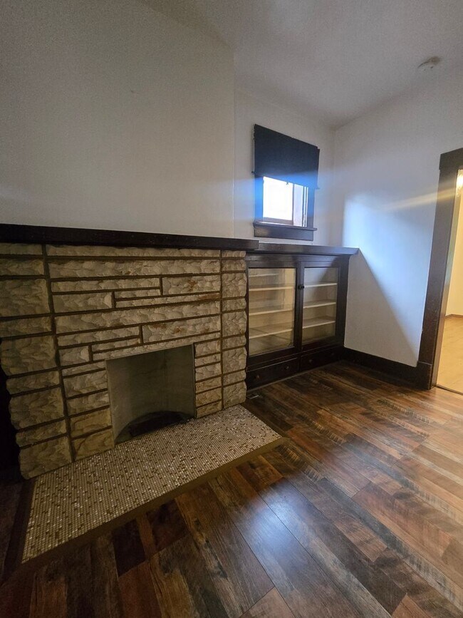 Building Photo - Updated 3br house!