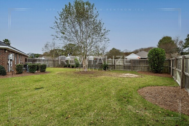 Building Photo - Gorgeous 3 Bed 2 Bath Brick Cottage on Corner Lot