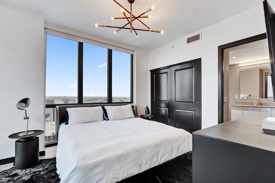 Building Photo - 1600 NE 1st Ave