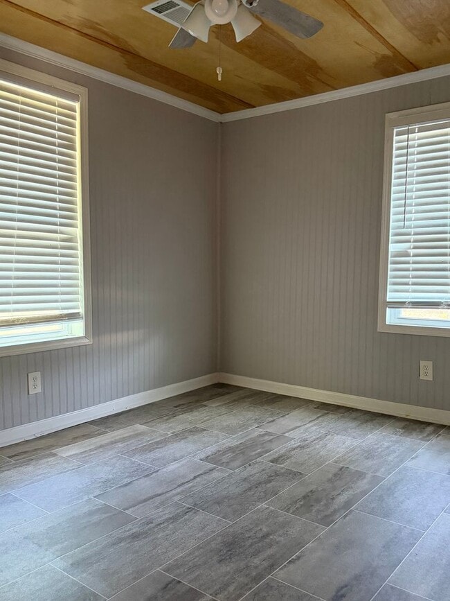 Building Photo - 159 Circle Dr