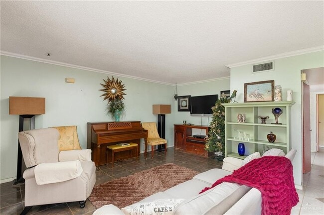 Building Photo - 10 Marinel Ln