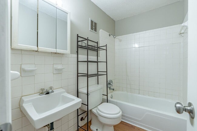 Building Photo - 421 N Woodland Dr