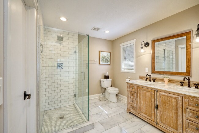 Building Photo - 1832 Essex Rd