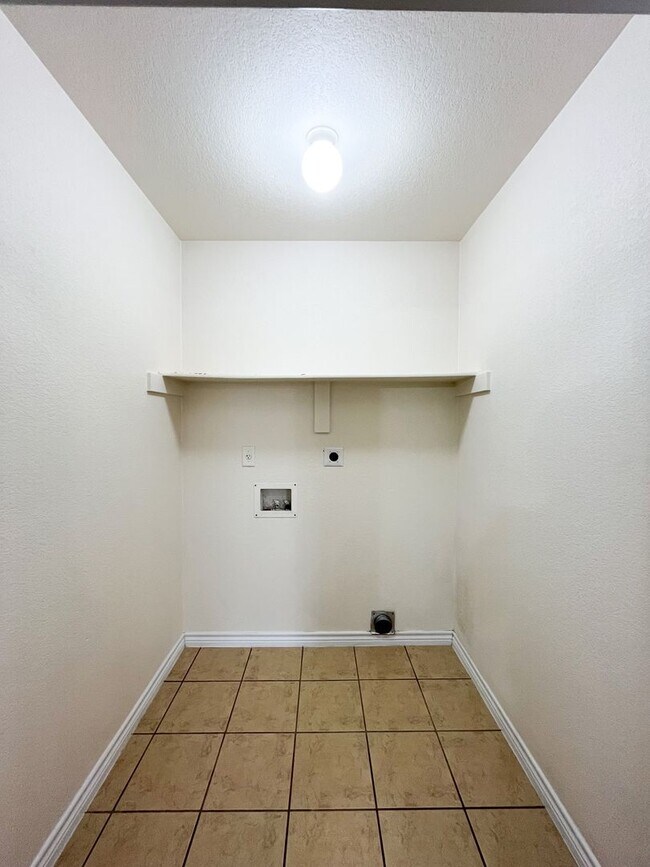 Building Photo - 310 N 10th St