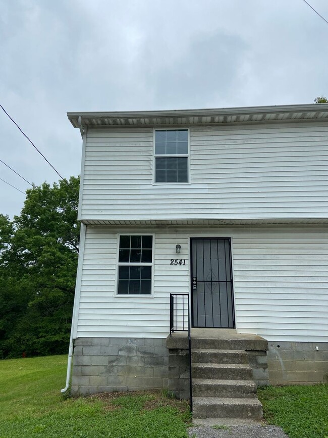 Building Photo - 2 Bedroom Home Minutes from Downtown!