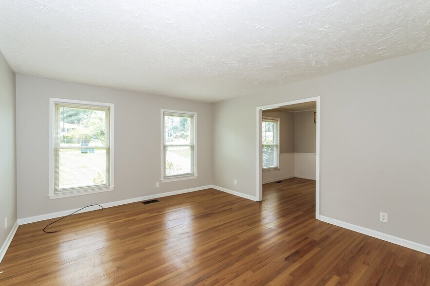 Building Photo - 3006 Eagle Dr