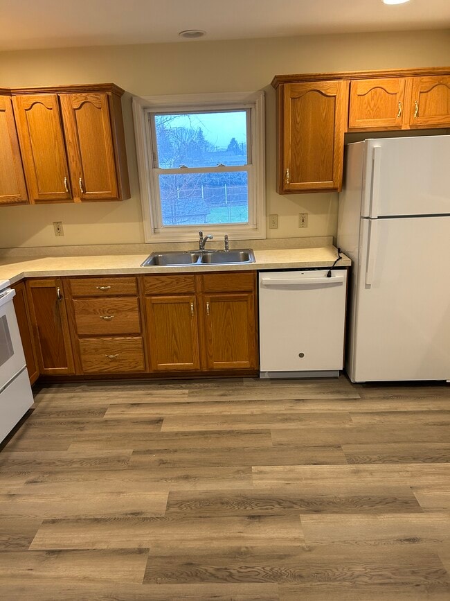 Kitchen - Maple Tree Apartments