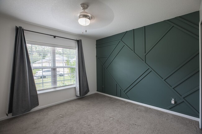 Building Photo - Stunning home in desirable neighborhood !