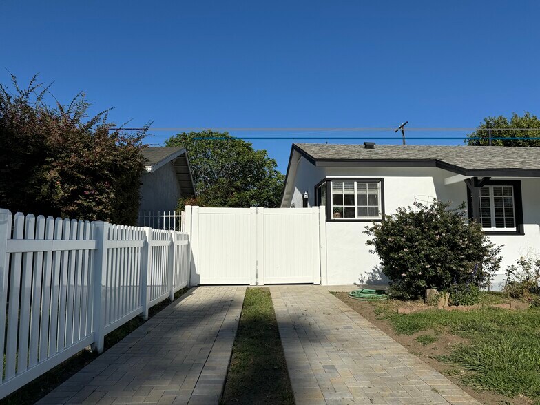 Building Photo - 2754 S Barrington Ave