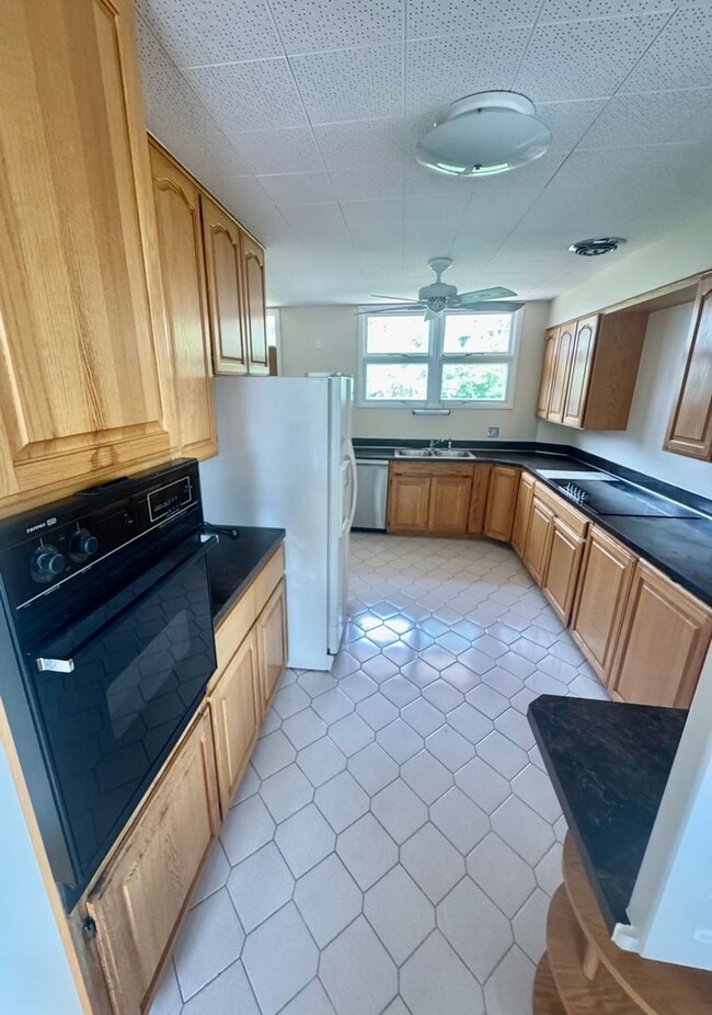 Building Photo - Mid-Mod Wheat Ridge Gem!