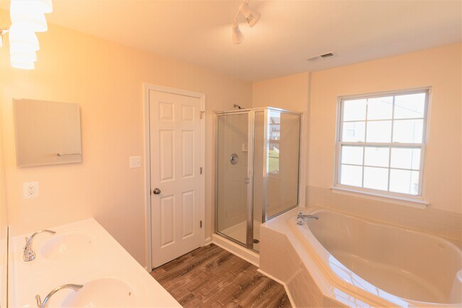 Main Bathroom - 2039 Mardic Dr