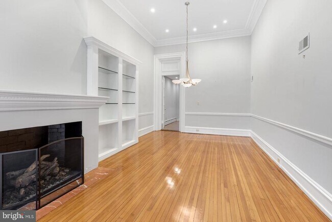 Building Photo - 323 S 17th St