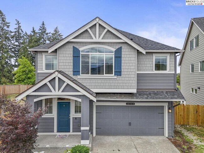 Building Photo - Puyallup Gem: Comfort and Style Combined!
