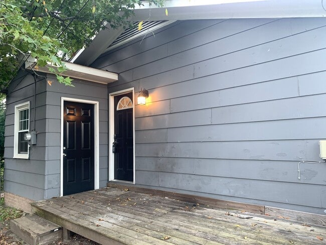 Building Photo - Pretty Renovated Rent Ready Ranch Near I-4...