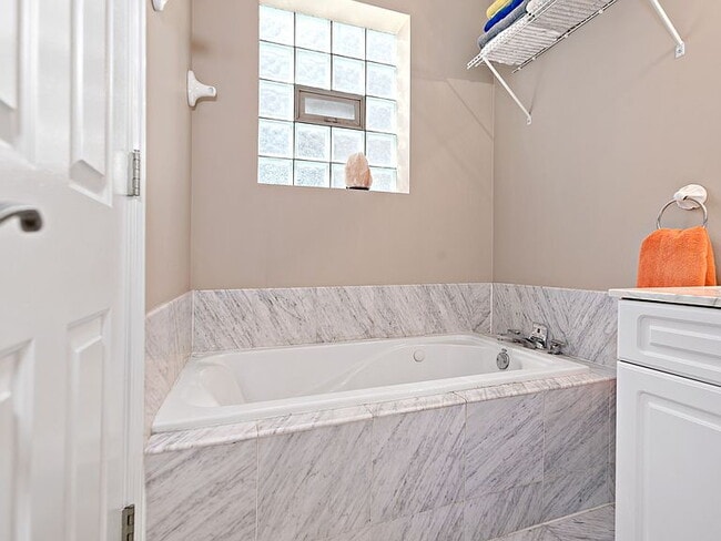 Building Photo - "Spacious 2-Bed, 2-Bath Gem in Chicago's Heart – 1200 Sq. Ft. of Modern Living!"