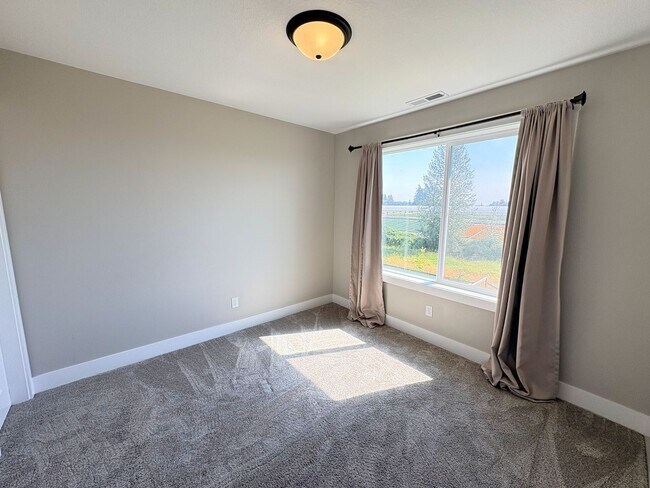Building Photo - 3 Bedroom, 2.5 Bathroom Home Available in NE Salem!