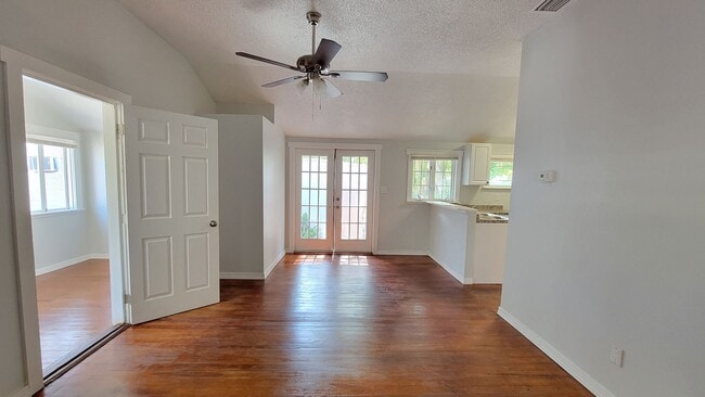 Building Photo - Charming Cottage Style 2 bed/1 bath Home N...