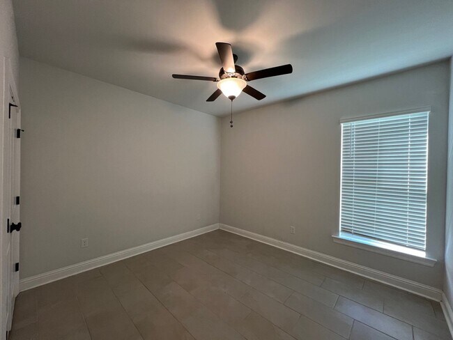 Building Photo - 9922 Stratford Dr