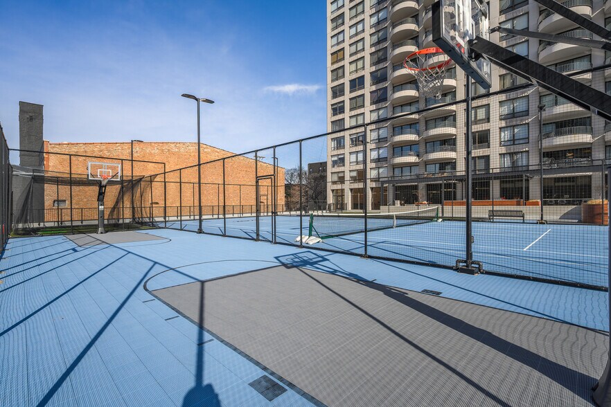 Building Photo - 2020 N Lincoln Park W