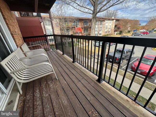 Building Photo - 214 Locust St SE