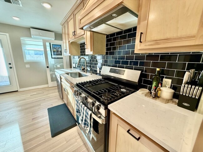 Building Photo - 200 Santa Rita Dr