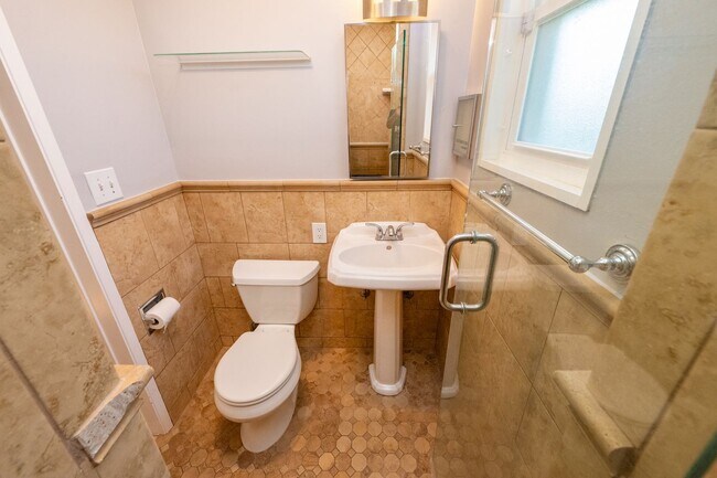 Building Photo - 3BR/2BA home with bonus room & additional ...