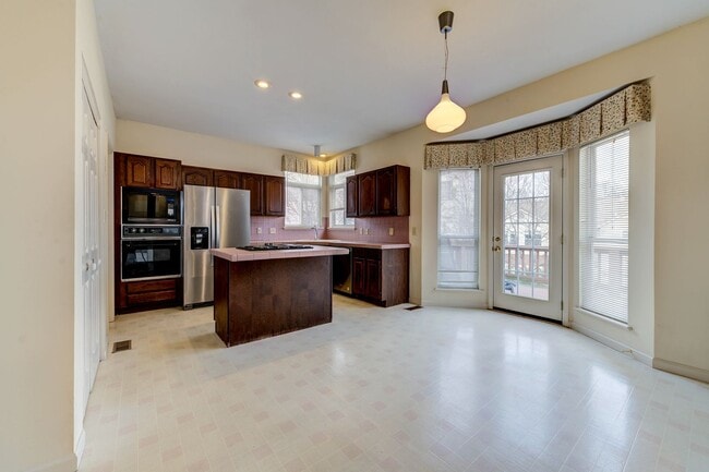 Building Photo - Spacious Parkway South Home with Walk-Out Basement & Large Backyard