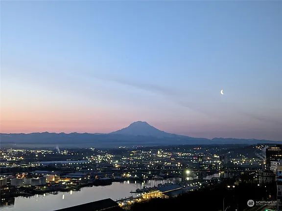 Building Photo - "Spacious 2-Bed, 3-Bath Sanctuary in Tacoma's Heart – 3,243 Sq Ft of Luxury Living!"