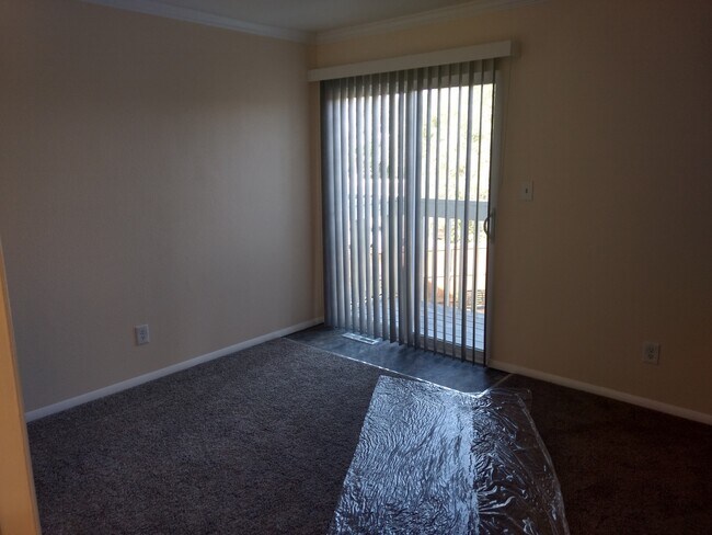 Building Photo - Updated 2 Bed 1 Bath Townhouse close to downtown Louisville