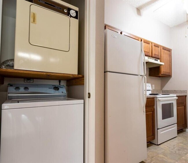 Building Photo - 7043 N Holiday Dr