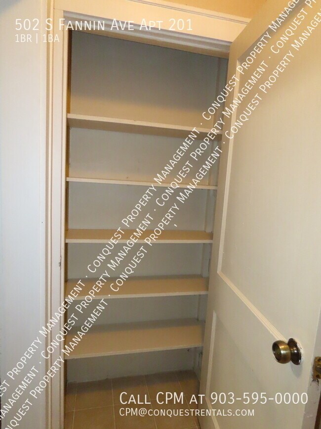 Building Photo - 502 S Fannin Ave