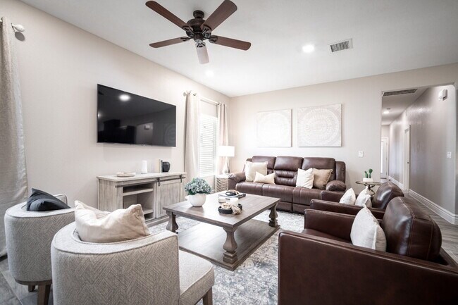 Building Photo - "Spacious 3-Bedroom Duplex with Granite Elegance in El Paso – 1469 Sq Ft of Modern Comfort!"