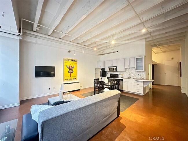 Building Photo - 312 W 5th St