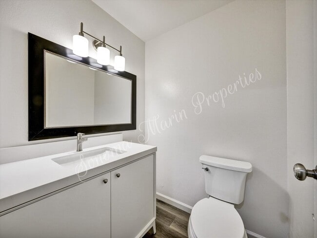Building Photo - 2 Bedroom 1.5 Bath 2 Car Garage Includes W...