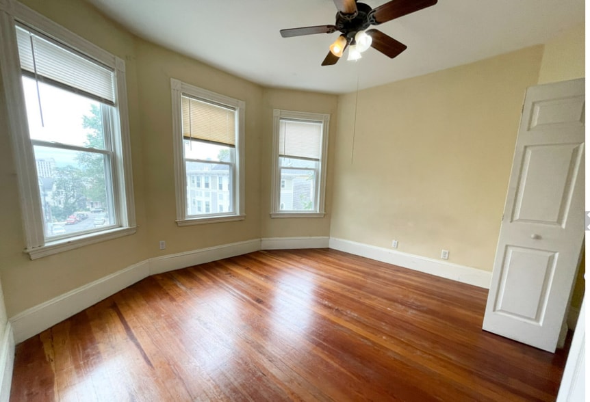 Building Photo - 112 Hillside St