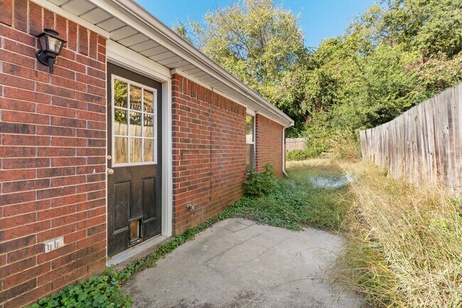 Building Photo - S Erika Ave Duplex