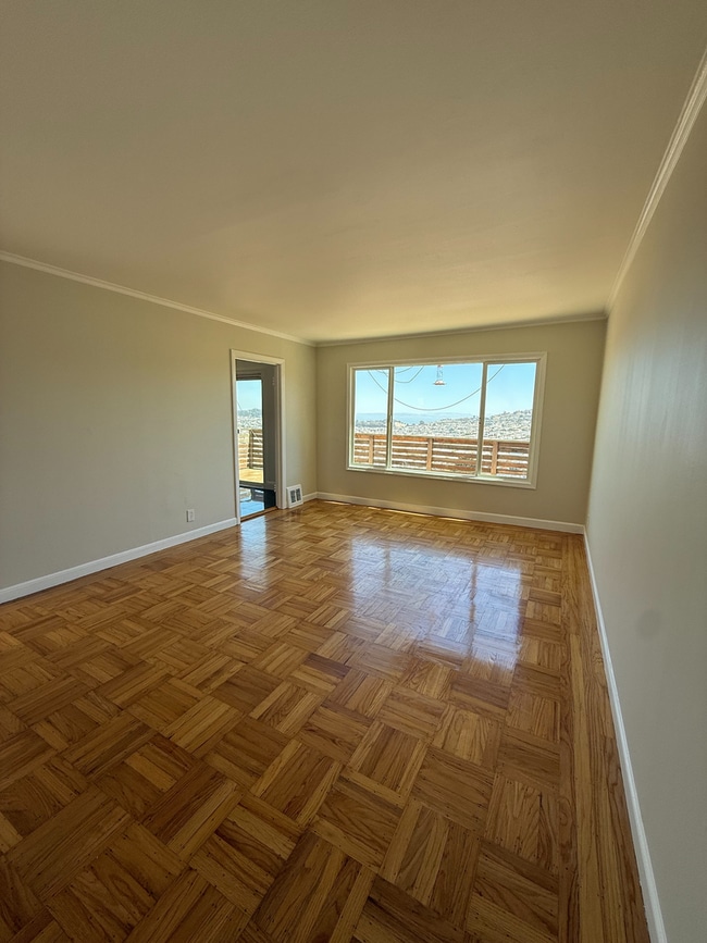 Building Photo - Spacious 3 Bedroom Home Minutes from City ...