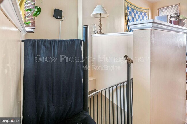 Building Photo - 1834 W Diamond St