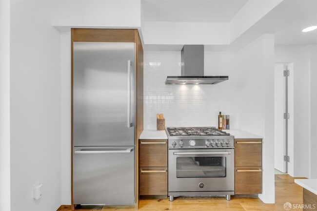 Building Photo - 425 1st St
