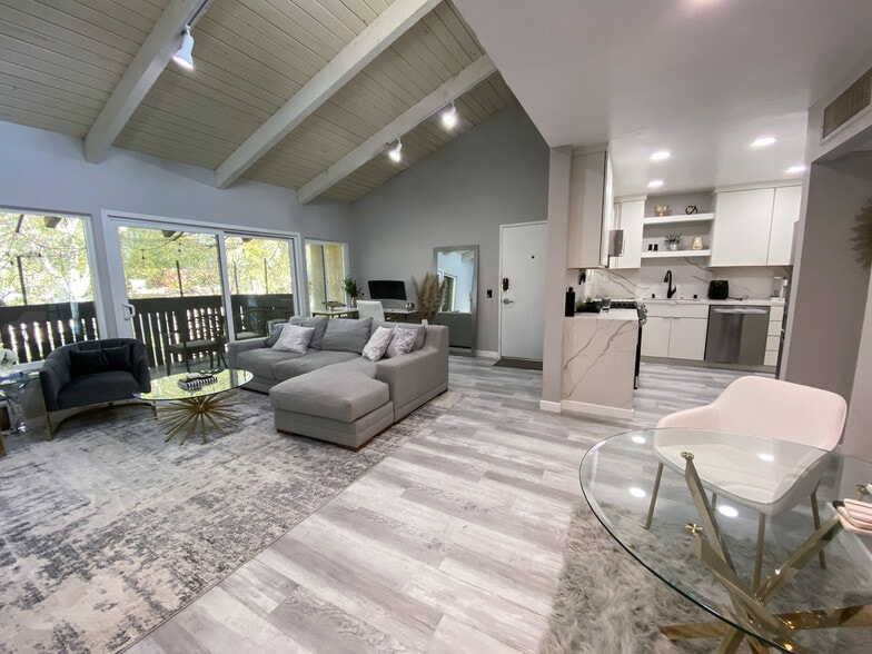 Building Photo - 18350 Hatteras St