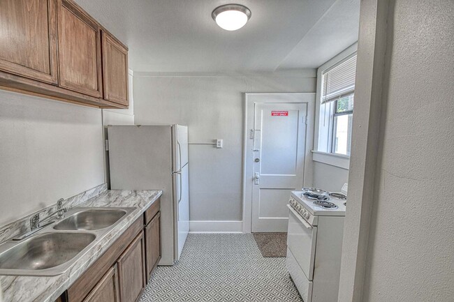 Building Photo - 464 College