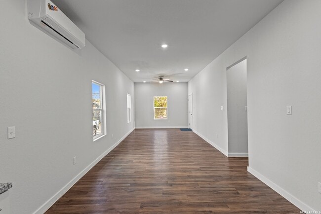 Building Photo - 117 Magendie St
