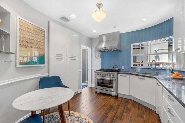 Building Photo - 5915 La Gorce Dr