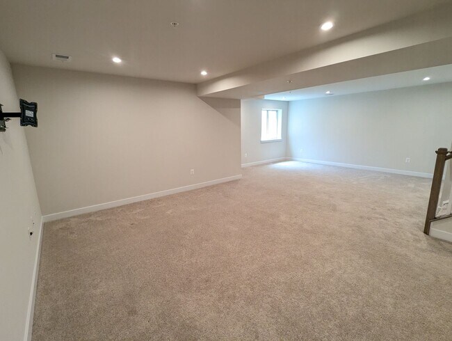 Building Photo - Stunning villa in the Harrison Terrace com...