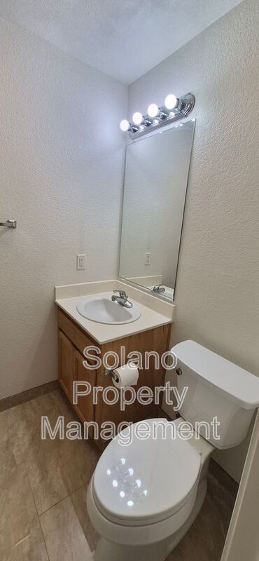 Building Photo - 2080 Mariposa Dr